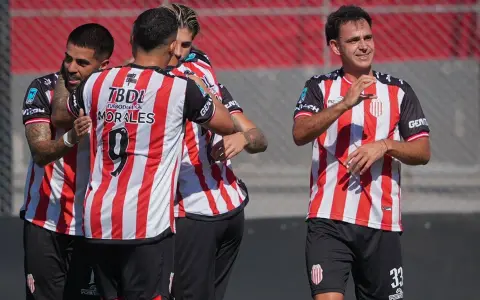 El festejo con gesto de corazón del ex-Boca Gonzalo Maroni, que marcó el primer gol de la tarde de Barracas ante Atlético en el Claudio Fabián Tapia.