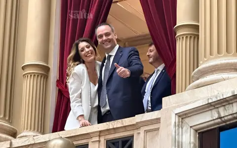 Manuel Adorni y su esposa, Bettina Angeletti.