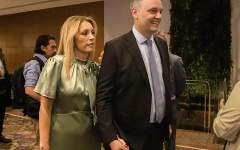 Manuel Adorni y su esposa, ahora denunciada.