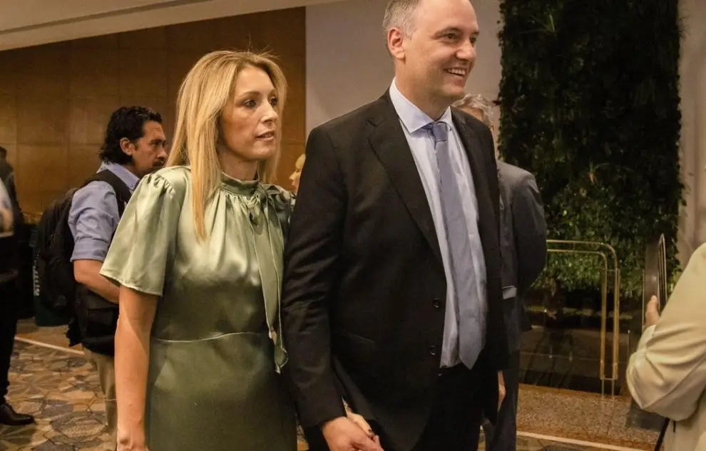 Manuel Adorni y su esposa, ahora denunciada.