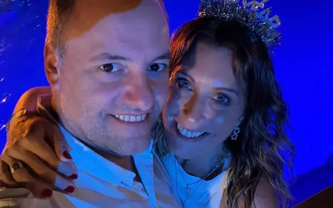 Adorni y su esposa