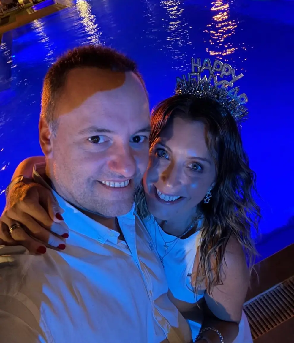 Adorni y su esposa