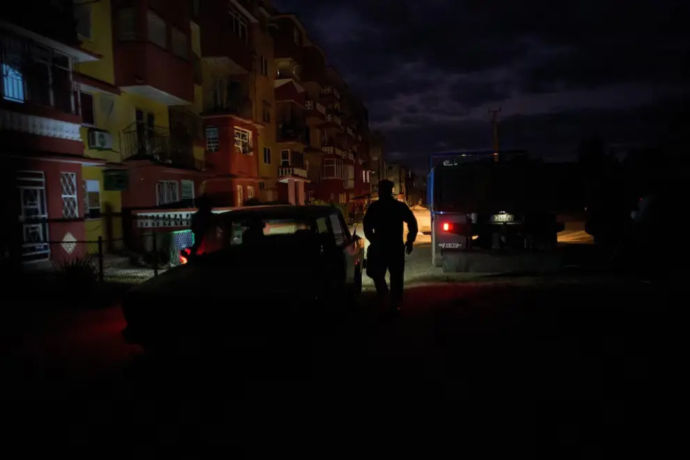Un hombre camina en la oscuridad durante un corte de energía nacional en Cuba