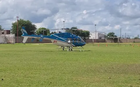 El helicóptero sanitario antes de partir hacia Salta desde el Loteo Geréz.