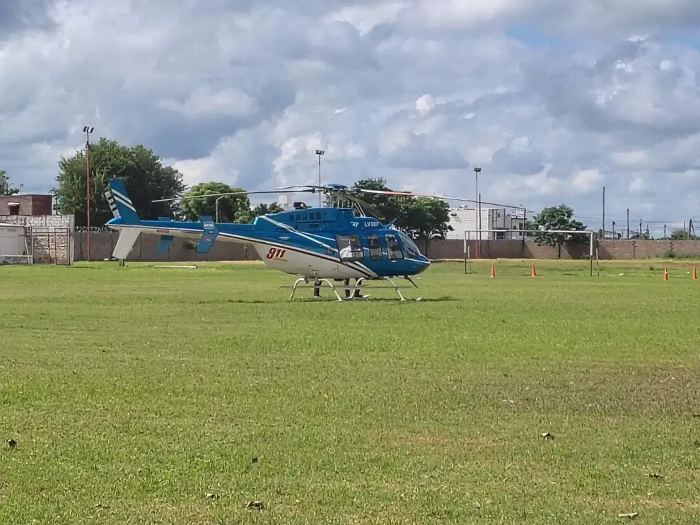 El helicóptero sanitario antes de partir hacia Salta desde el Loteo Geréz.