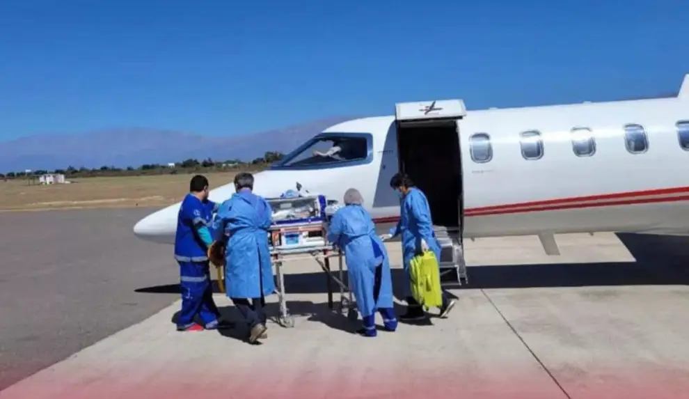 Personal médico trasladando a uno de los menores oranenses.