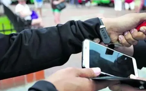 Robo de celular con arma blanca