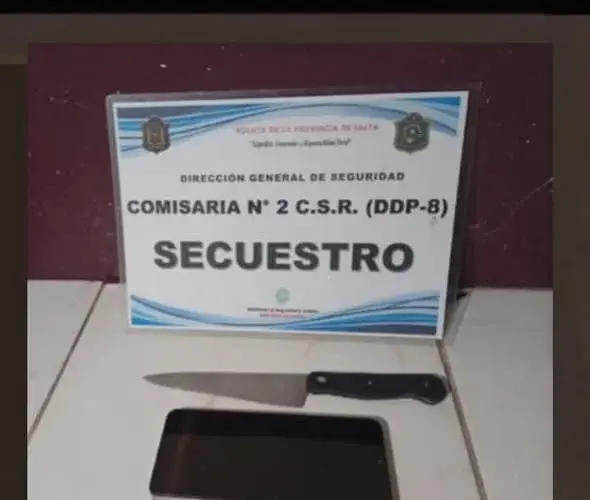 El arma blanca y el celular recuperado por la policía
