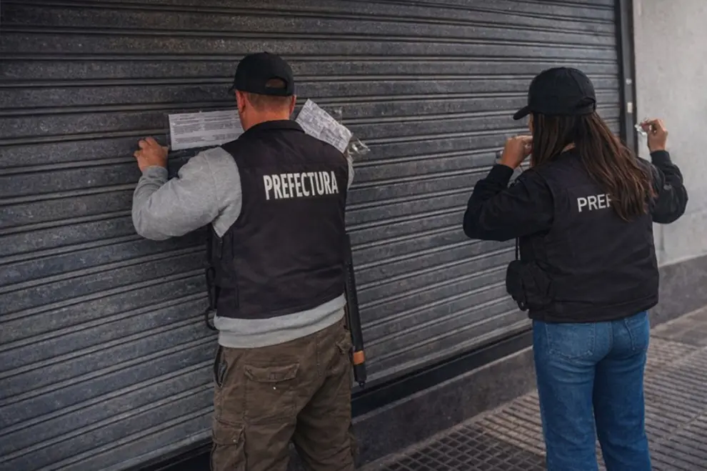 Allanamiento al local de Recoleta-Personal de Prefectura Naval coloca las las fajasFoto: Fiscalía Federal N
