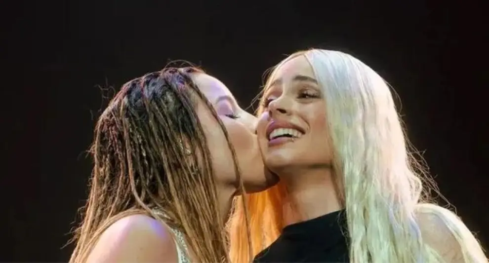 Emilia Mernes y Tini Stoessel