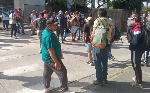 Cooperativistas de Tartagal reunidos en la puerta de Casa de Gobierno