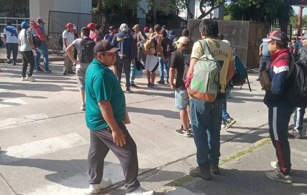 Cooperativistas de Tartagal reunidos en la puerta de Casa de Gobierno