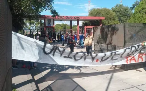 Cooperativistas de Tartagal reunidos en la puerta de Casa de Gobierno