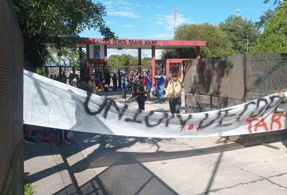 Cooperativistas de Tartagal reunidos en la puerta de Casa de Gobierno