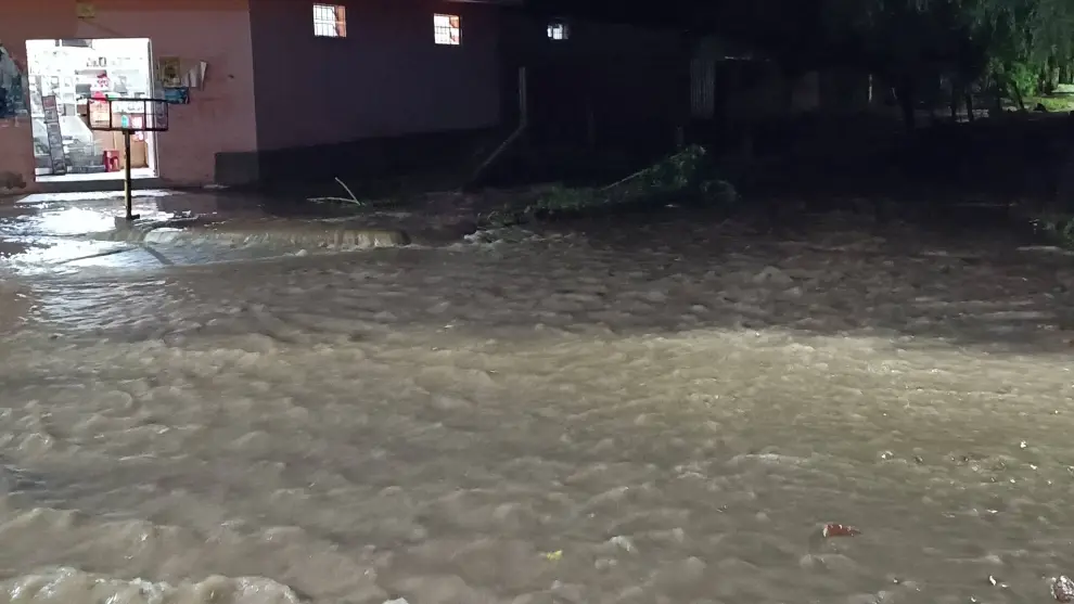 Así corría el agua en uno de los barrios de la localidad de Güemes