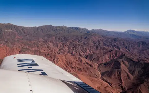 La vista de los cerros cafayateños desde una avioneta que salió desde el aeródromo Gilberto Lavaque