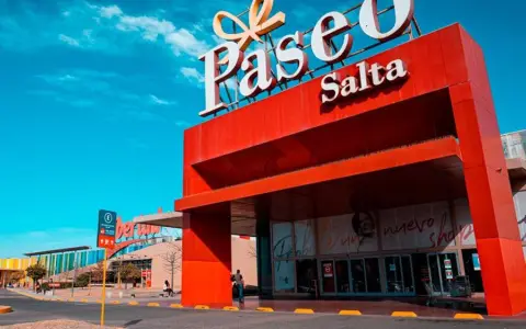 Hiper y Paseo Libertad en Salta.