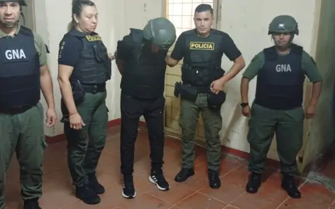 Momento del traslado del detenido en el norte salteño, vinculado a un femicidio en Córdoba.