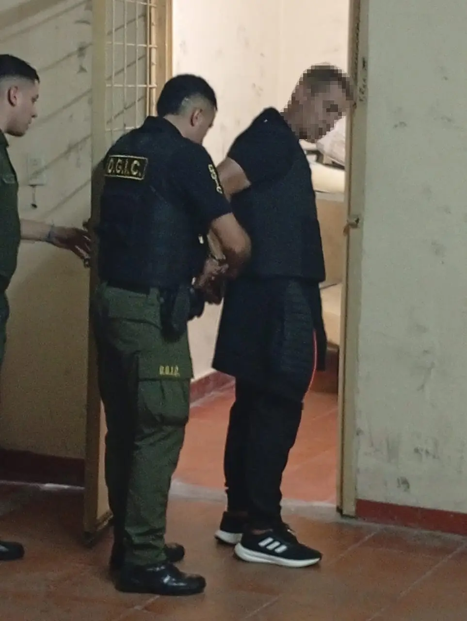 Momento del traslado del detenido en el norte salteño, vinculado a un femicidio en Córdoba.