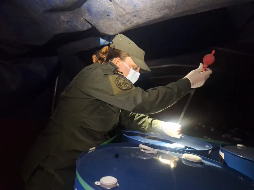 Personal de Gendarmería en medio del operativo.