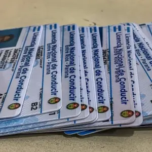 Escándalo en Colonia Santa Rosa: Acusan a un empleado municipal por licencias de conducir truchas