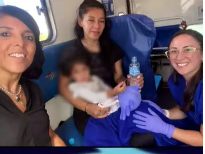 La madre con su niña en brazos