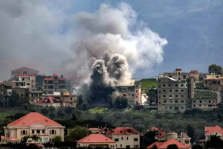 Columnas de humo se elevan tras bombardeos israelíes sobre la localidad de Khiam, en el sur de Líbano.
