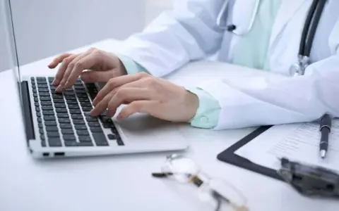 Médico trabajando, la justicia de Salta fallo a su favor.