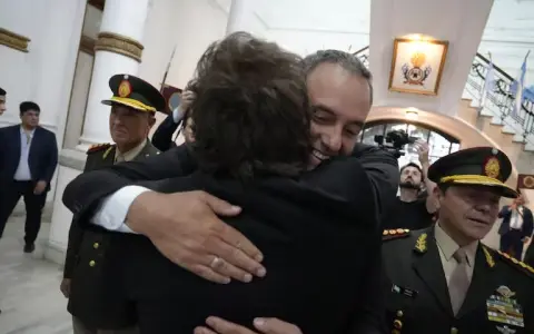 Adorni y Milei.