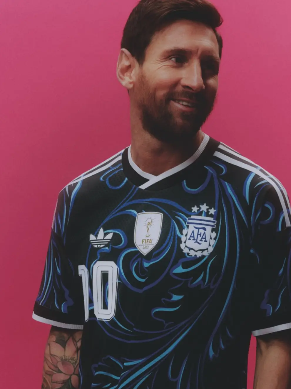 El capitán Lionel Messi vistiendo la nueva casaca