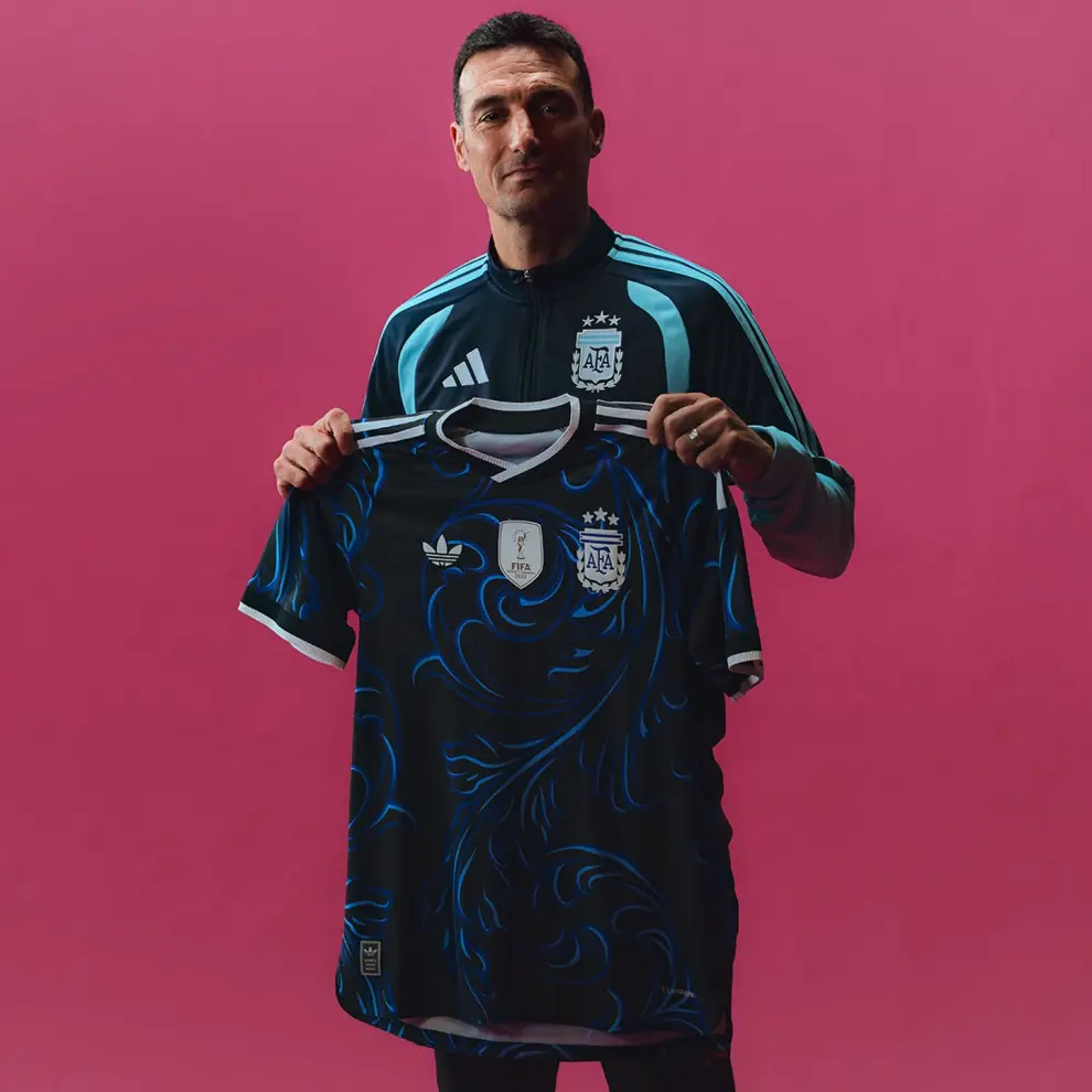Scaloni con la nueva camiseta