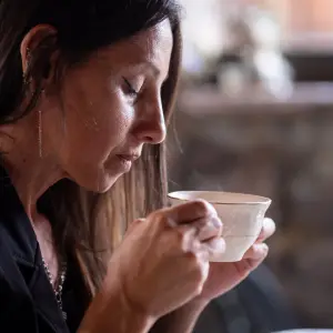 Del servicio vintage al Matcha: Una sommelier de té apuesta por una nueva cultura en Salta