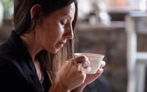 Cintia Sommelier de TÉ 