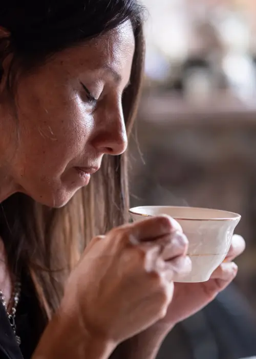 Cintia Sommelier de TÉ 