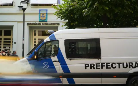 El móvil de Prefectura Naval en la sede de AFA en calle Viamonte