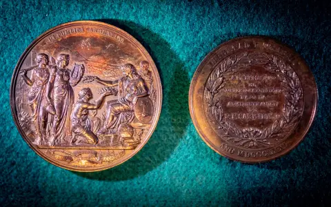 Raul Davalos monedas reconocimiento de Sarmiento