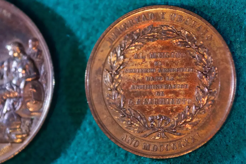 Raul Davalos monedas reconocimiento de Sarmiento