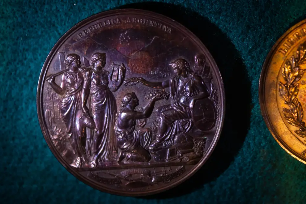 Raul Davalos monedas reconocimiento de Sarmiento