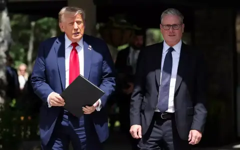 Keir Starmer junto a Donald Trump