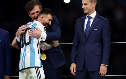 Lionel Messi recibe el abrazo de Eduardo Domínguez tras la histórica final del Mundo que le ganó Argentina a Francia.