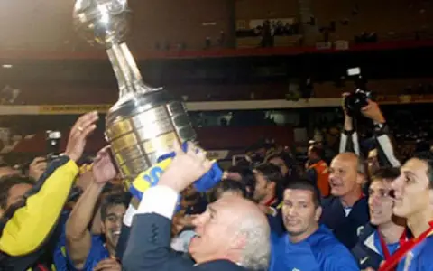 Carlos Bianchi levanta la Copa Libertadores de Boca en 2003.