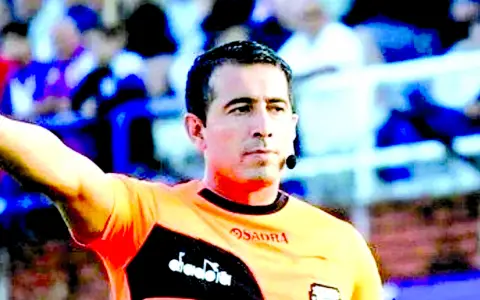 Luis Lobo Medina, otro árbitro del fútbol argentino en el ojo de la tormenta.