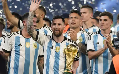 Lionel Messi y Rodrigo De Paul, con la Copa del Mundo conquistada por Argentina en Qatar en 2022.