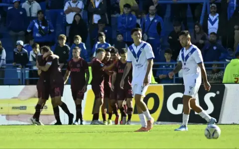 Todo Lanús abraza a Cali Izquierdoz, mientras que al contraste lo marca la pesadumbre de los jugadores de Vélez.
