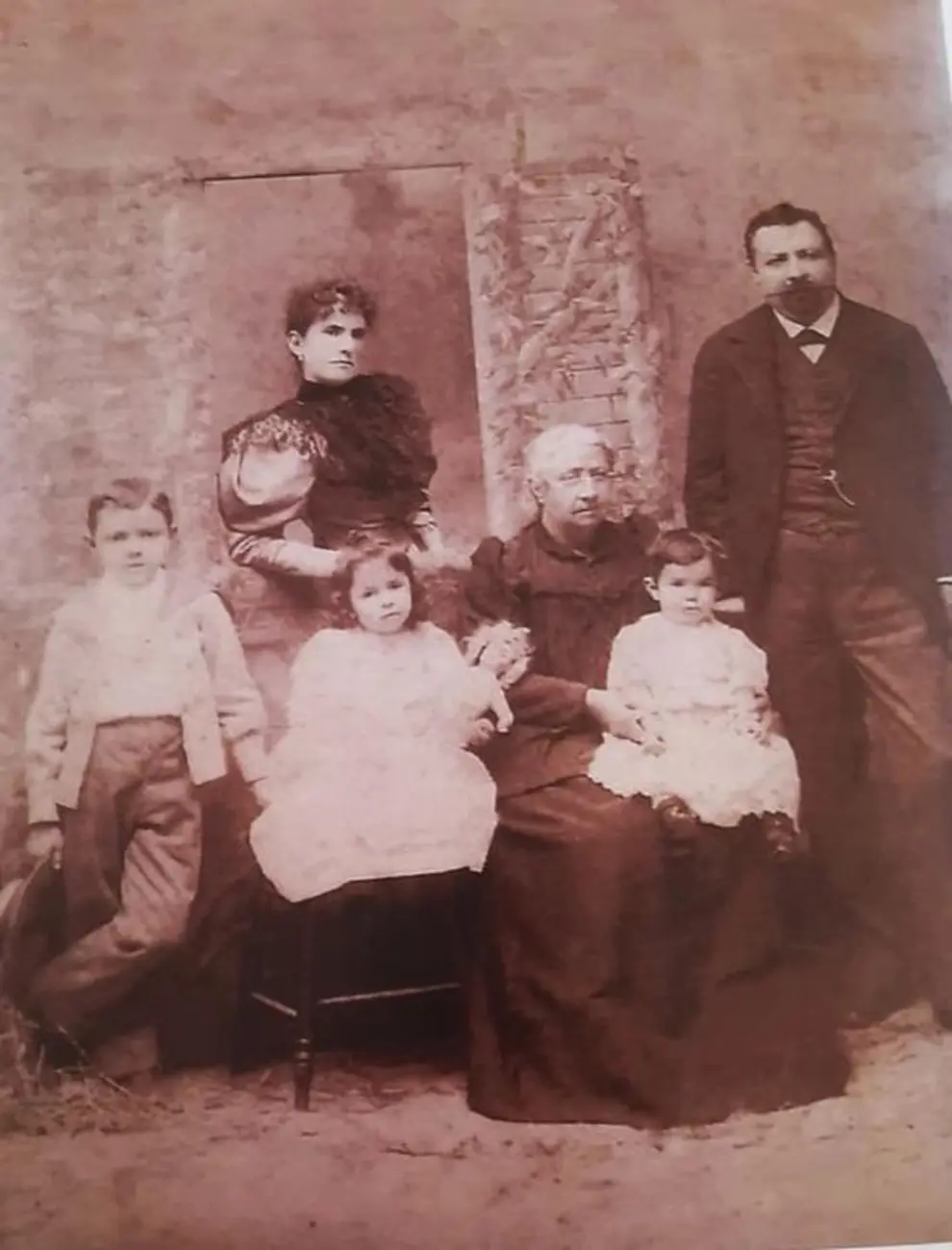 Ascensión Isasmendi de Dávalos junto a su esposo, el exgobernador José Benjamín Dávalos, y sus hijos.