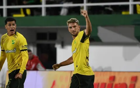 Lucas Souto celebra el primer gol de Defensa y Justicia, el único invicto del fútbol grande de la Argentina.