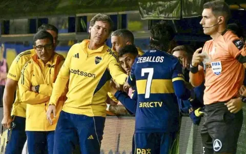 Claudio Úbeda, cada vez más condicionado en el banco de Boca.