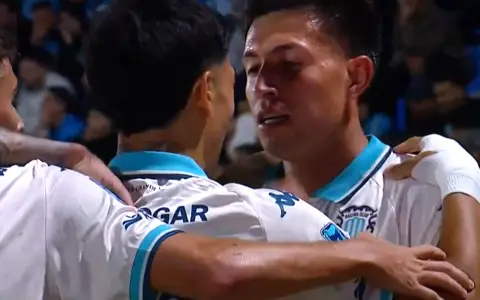 Totó Fernández celebra el primer gol de la academia en Córdoba ante Belgrano.
