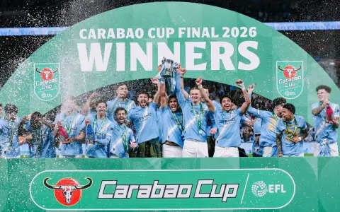 El Manchester City y el trofeo de campeón.