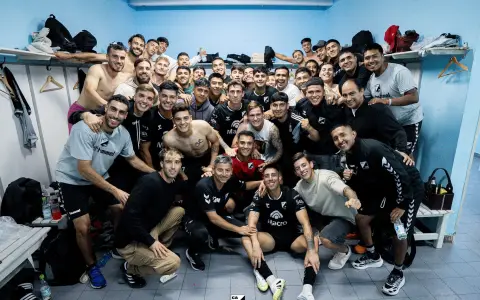 El festejo de los jugadores de Central Norte en el vestuario del Martearena.